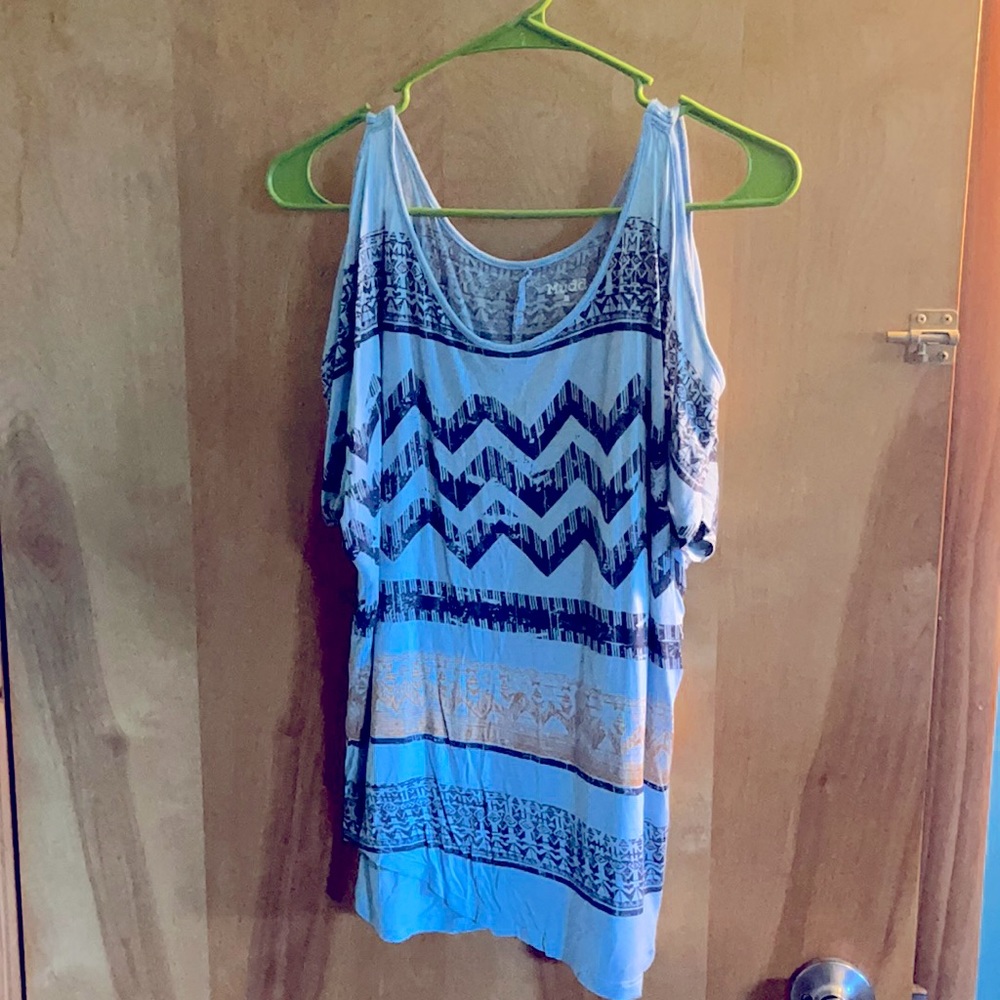 Size M, Mudd, open shoulder flowy tee
